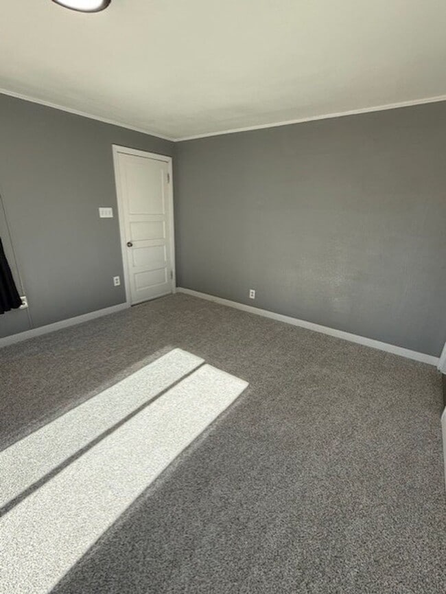 Building Photo - Beautifully Renovated 2-Bedroom Home – Mod...