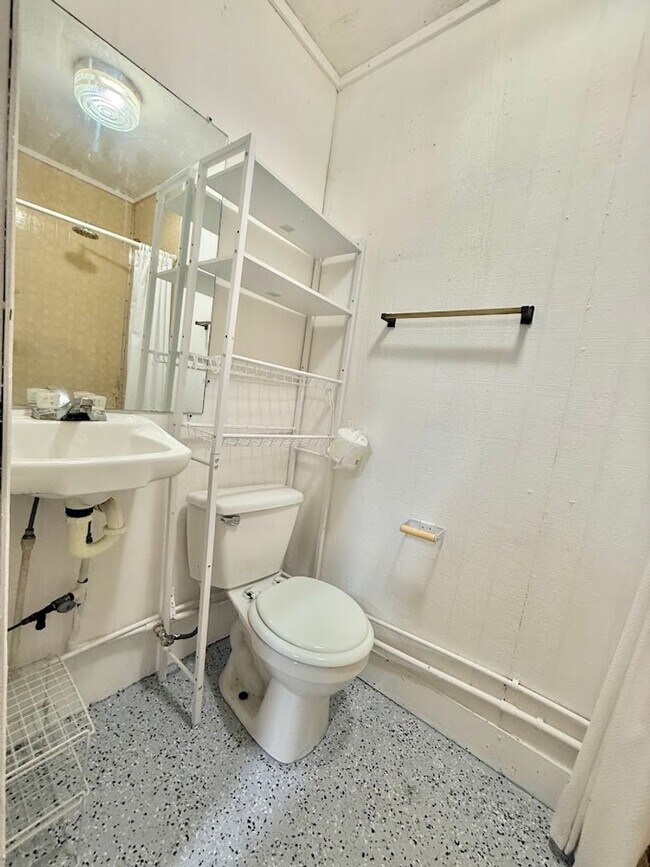 Building Photo - Large and Spacious 2/2 on near half acre NO HOA!