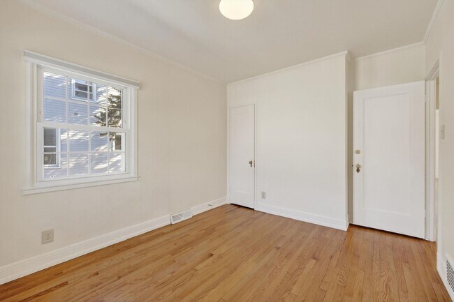 Building Photo - 514 W Lakeside St