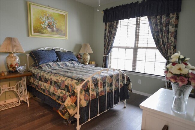 Building Photo - 1211 Majestic Oak