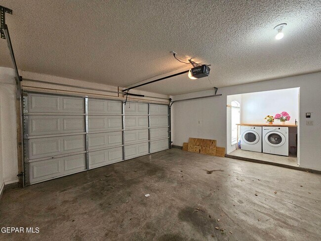 Building Photo - 10909 Northview Dr