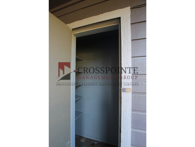 Building Photo - Tour Today: Downstairs 1 Bed 1 Bath Apartment!
