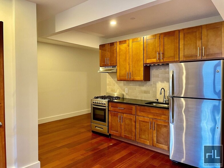 Primary Photo - 28 AVENUE