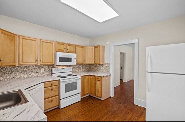 Building Photo - Vintage Charm, 4 BR, Spacious, Close To Ev...