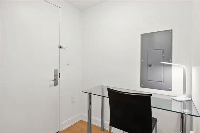 Building Photo - 420 E 54th St