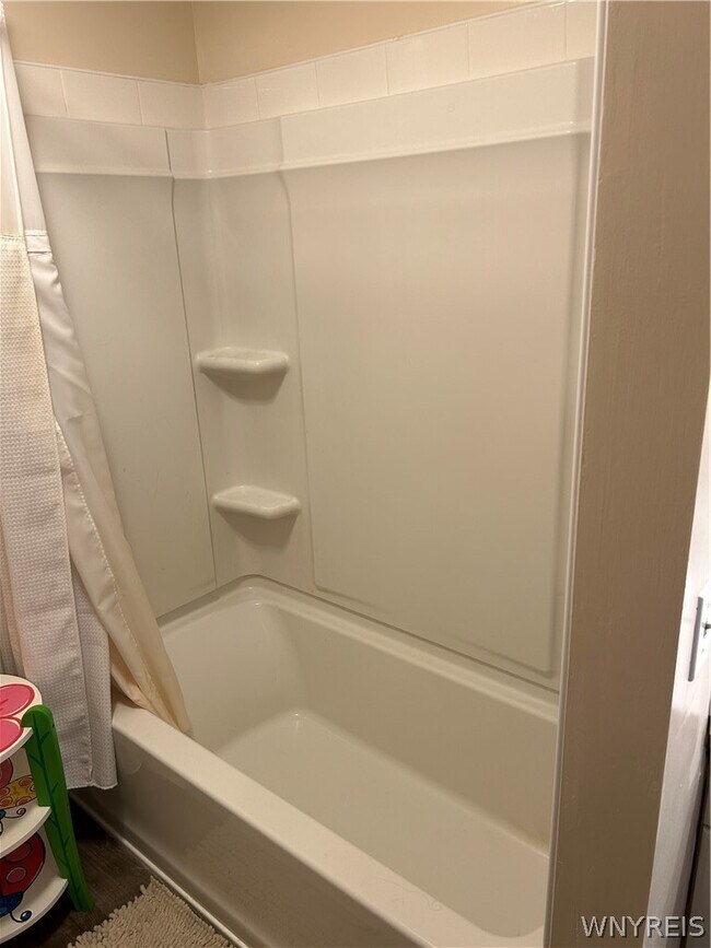 Building Photo - 307 Cayuga Rd