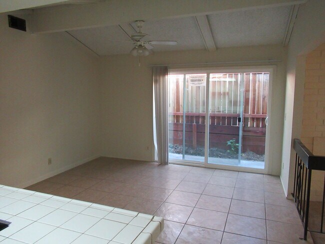 Building Photo - 2 BED 2 BATH DUPLEX FOR RENT