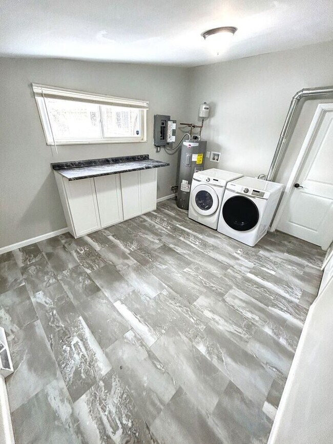 Building Photo - Charming 3-Bedroom Home with Modern Comfor...