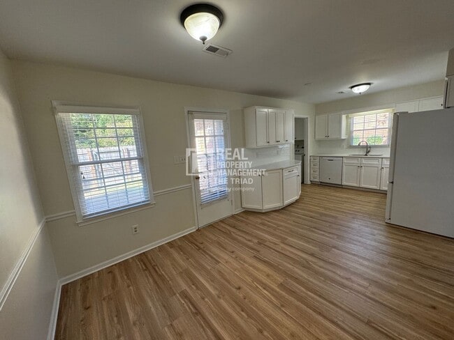 Building Photo - One Level End Unit Townhome in Hamilton Vi...