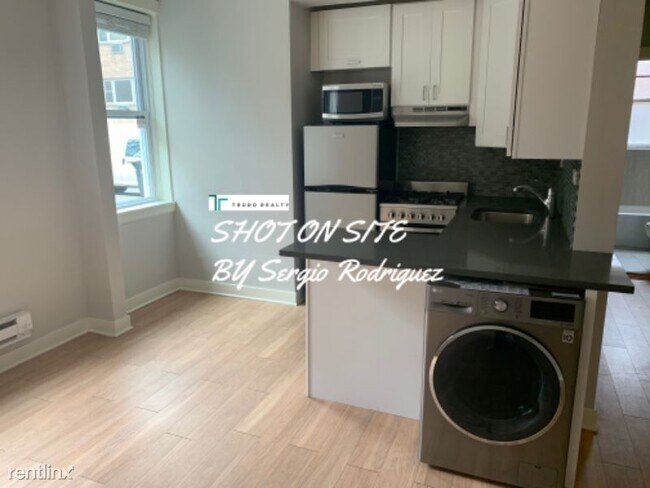 Building Photo - 3754 N Southport Ave