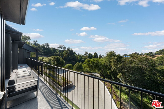 Building Photo - 3140 Coldwater Canyon Ave