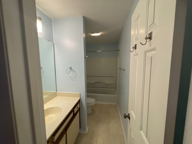 Building Photo - Room in Condo on Chimney Ridge Pl