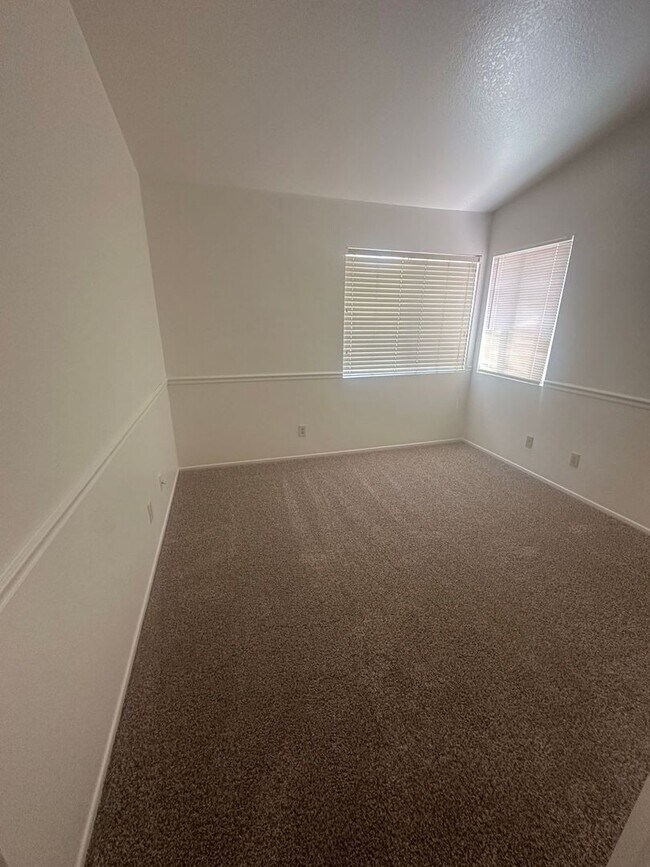 Building Photo - 5 BEDROOM, 2 STORY,SPACIOUS VICTORVILLE HOME! NEAR MALL!