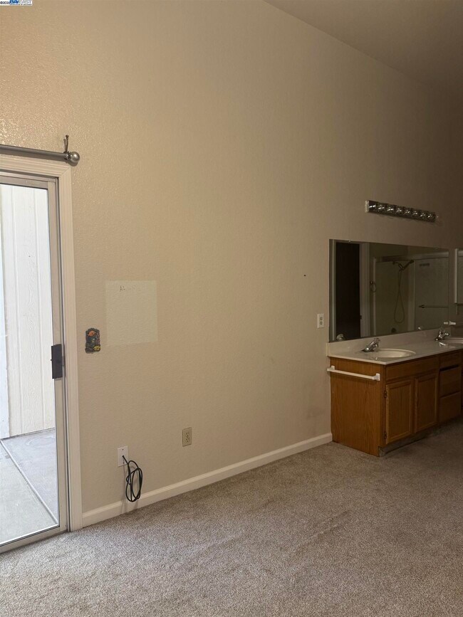 Building Photo - 5325 Avante Ln