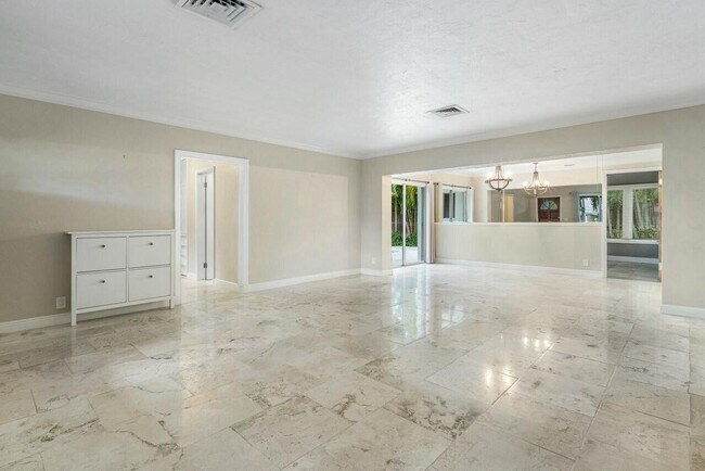 Building Photo - 121 NE Spanish Ct