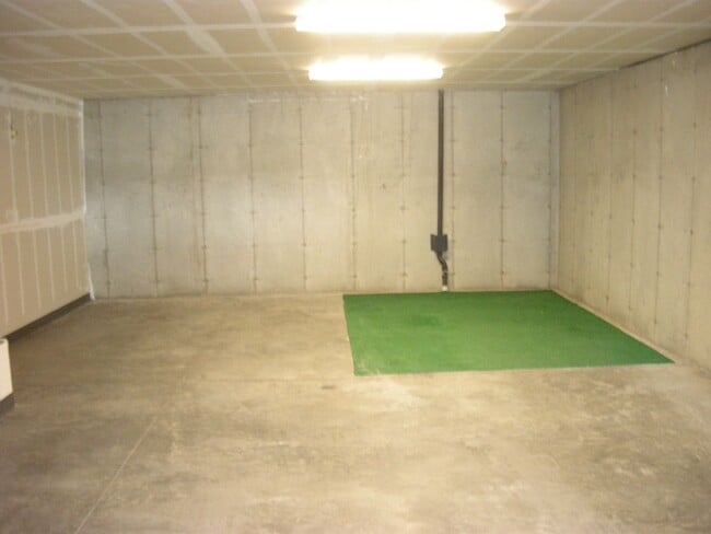 Building Photo - Two Bedroom, Two and and a Half Bath Townh...