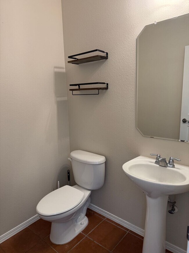 Building Photo - Spacious 4 Br, 2.5 Ba with 2 living areas, loft, kitchen appliances, 2 car garage.