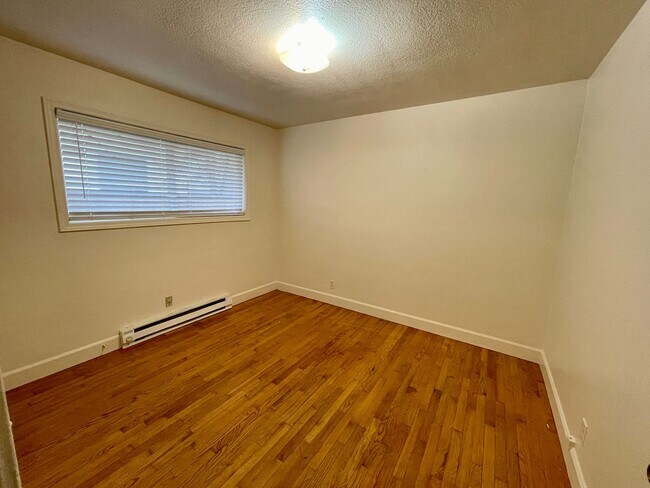 Building Photo - MANF01