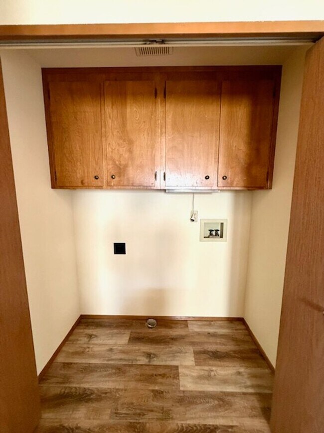 Building Photo - Lovely NE 3 Bedroom Home w/Large Yard & Mowing Included!