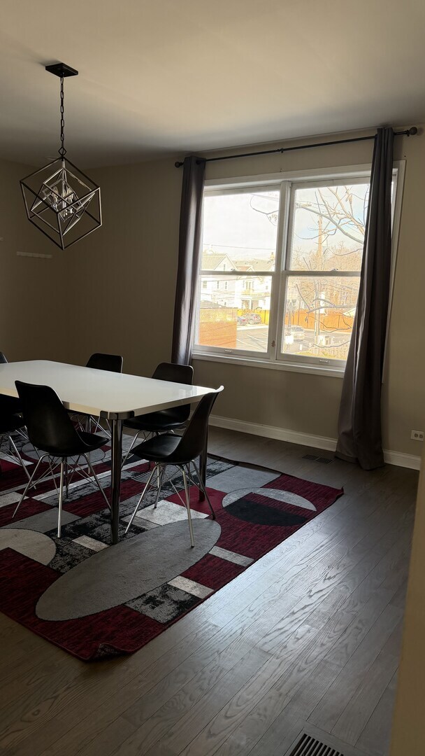 Building Photo - 1615 W Lawrence Ave