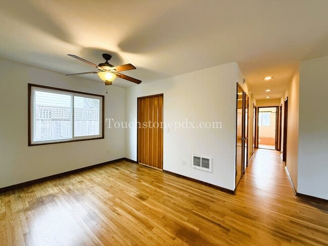 Building Photo - Charming 3-Bedroom Gem with Hardwood Floor...