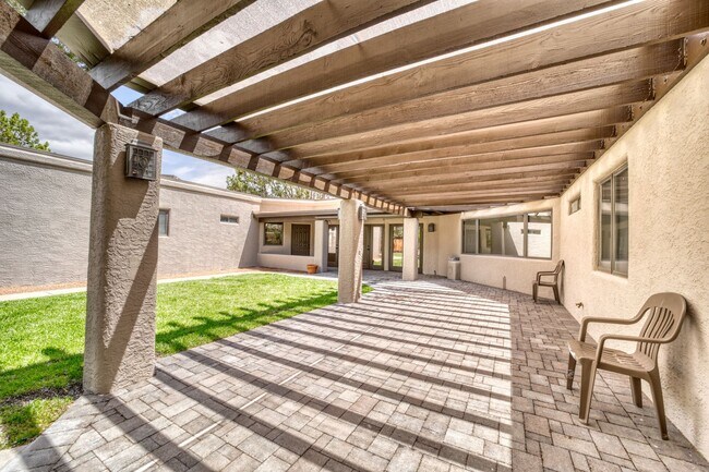 Building Photo - Beauty on Bowstring Drive