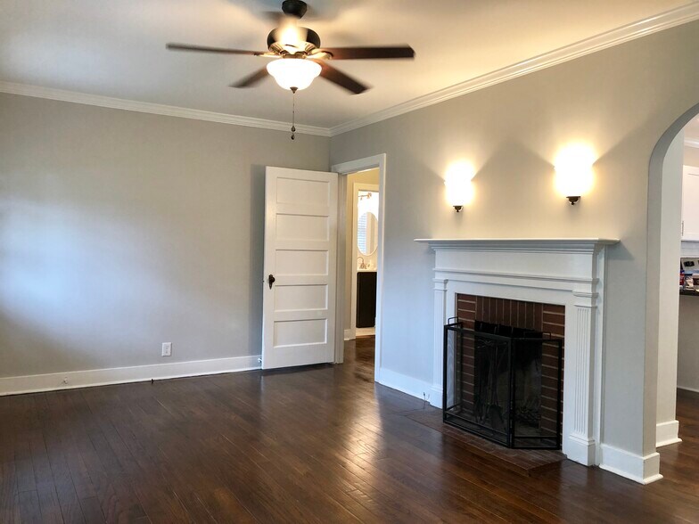 Building Photo - 1721 Oak Dr