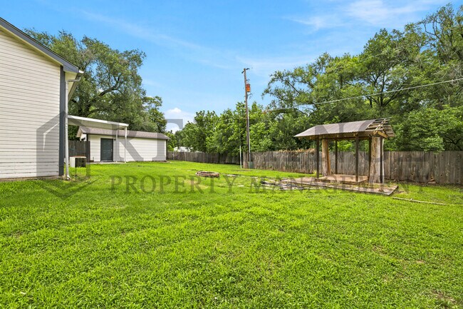 Building Photo - 516 N Lakeside Dr