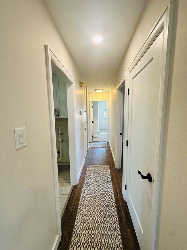 Building Photo - Charming and Updated Cul-de-Sac Gem with Year-Round Sunroom and Spacious Backyard!