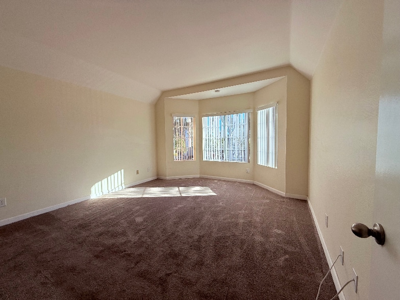 Building Photo - 1950 Camino De La Reina