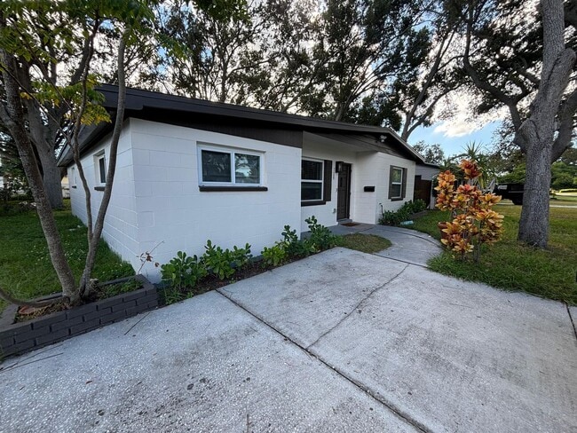 Building Photo - Fully Remodeled 3-Bedroom + Den Home for R...