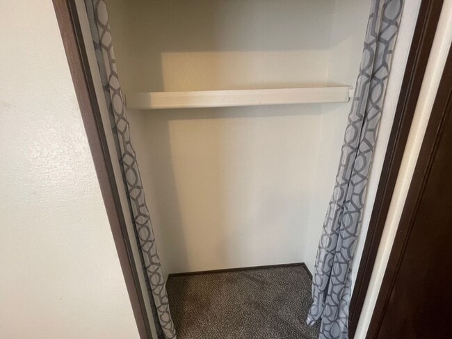 Building Photo - Ground Floor 2 Bed, 1 Bath near Upriver & ...