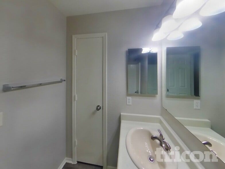 Building Photo - 13962 N 132nd Ln