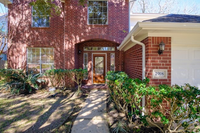 Building Photo - 2918 Five Oaks Dr