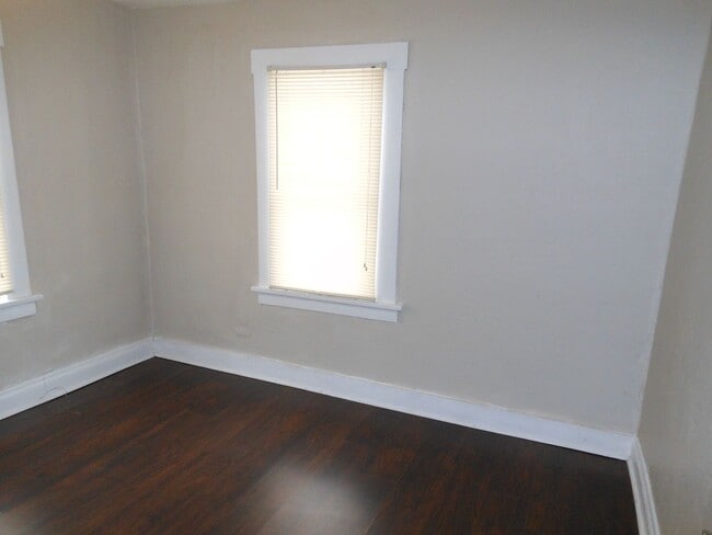 Building Photo - Charming 2Bed 1 Bath Home  Perfect for Families, Accepts Section 8/Housing Vouchers!