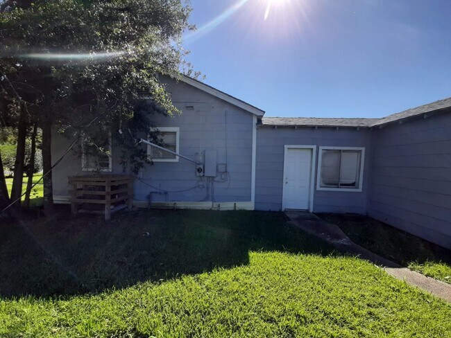 Building Photo - Recently Renovated Large 3 bedroom 1 bath ...