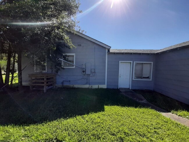 Building Photo - Recently Renovated Large 3 bedroom 1 bath with fresh paint and fixtures!!