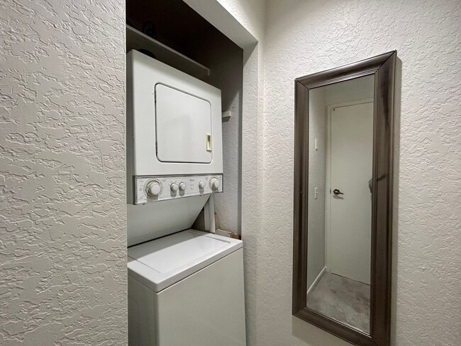Building Photo - 2601 S Broadmoor Dr