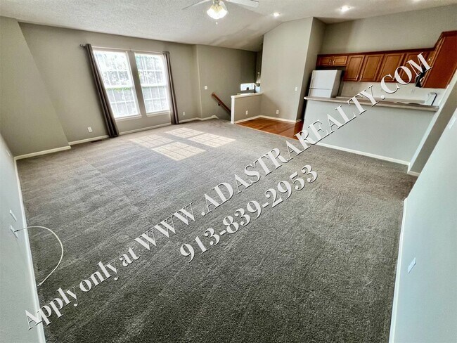 Building Photo - Beautiful 4 Bed Townhome in Gardner-Coming...