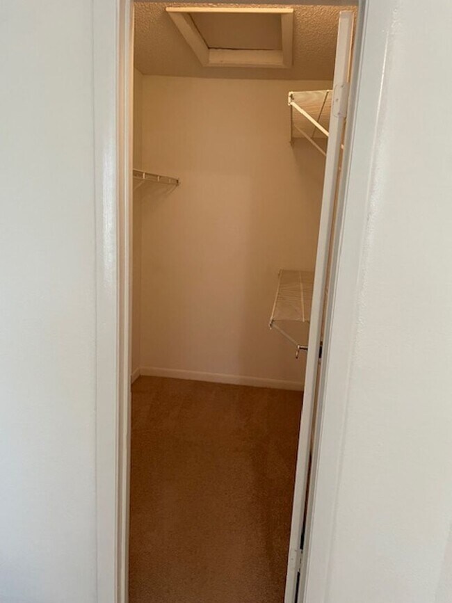 Building Photo - Lexington Place - 1134