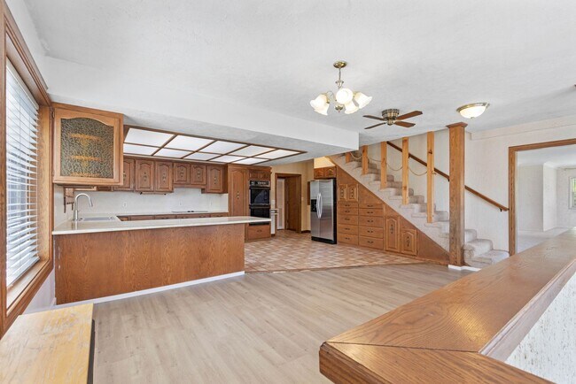 Building Photo - 4 BED 2.5 BATH HOME IN REXBURG