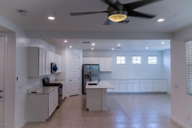 Building Photo - 1106 E Weatherby Way