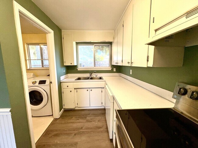 Building Photo - Cozy & Clean 3BR Home in North Tacoma