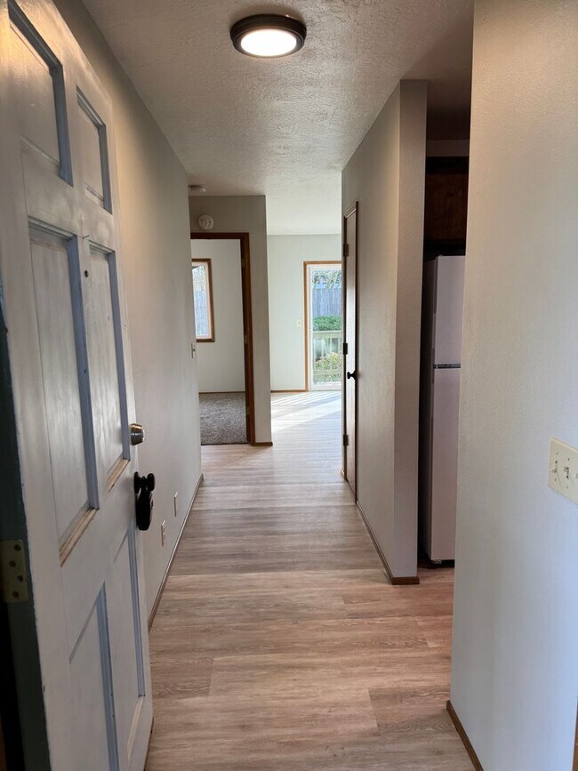 Building Photo - Beautifully updated 3 bedroom, 2 bath house in Eugene!