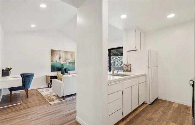 Building Photo - 262 Streamwood