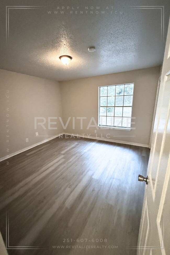 Building Photo - 1/2 Deposit! Renovated 2 Bedroom/1.5 Bathr...