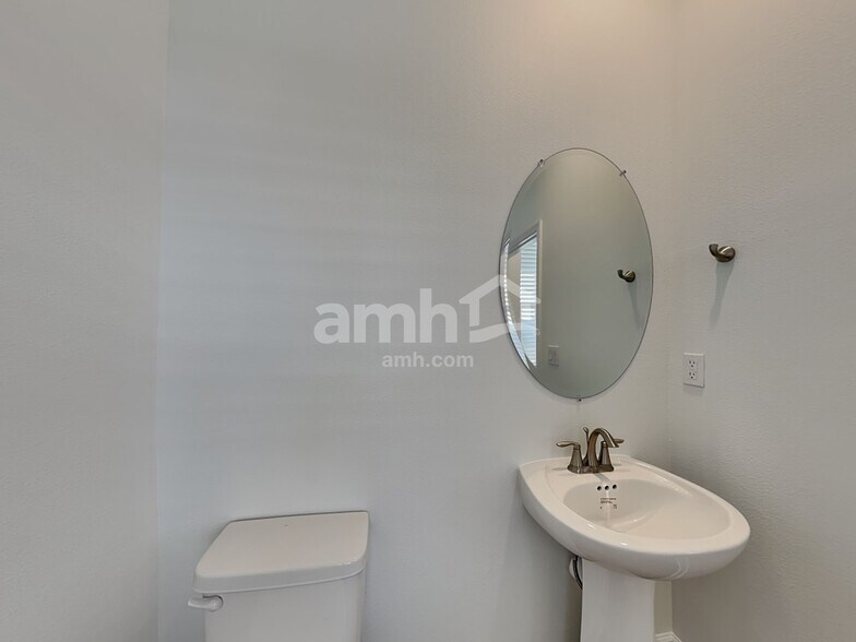 Building Photo - 3012 20th Ave W