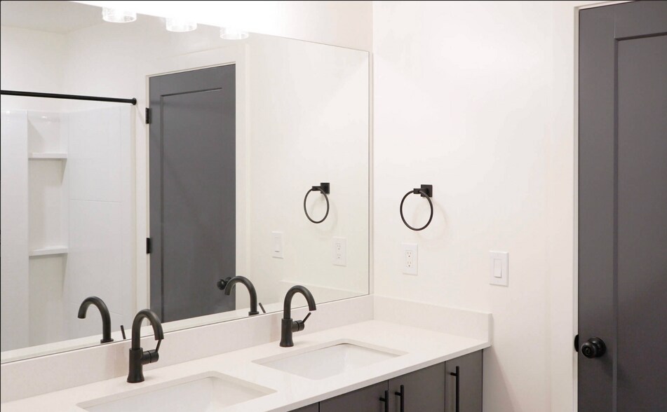 Building Photo - 2061 S Main St