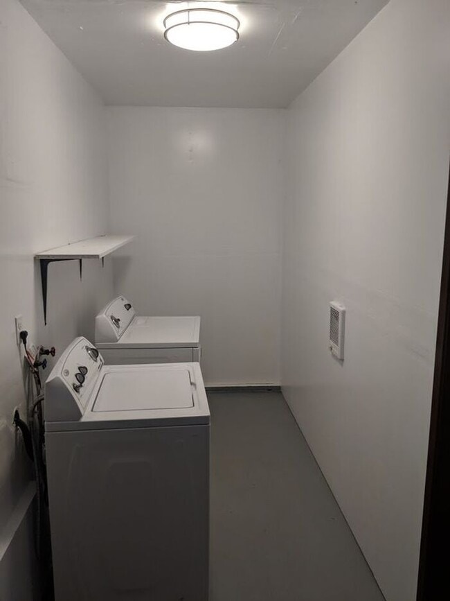 Building Photo - Inviting 2 Bedroom, 1.5 Bath Townhouse Dup...