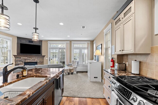 Building Photo - 807 Lake St